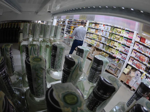 Покупатель выбирает товар в одном из супермаркетов Киева, Украина, 06.12.2017 — стоковое фото