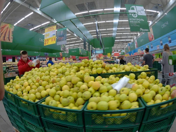 O comprador escolhe os bens em um dos supermercados em Kiev, Ucrânia, 06.12.2017 — Fotografia de Stock