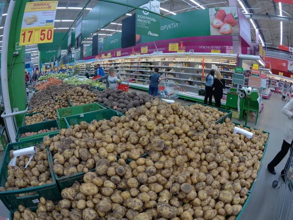 O comprador escolhe os bens em um dos supermercados em Kiev, Ucrânia, 06.12.2017 — Fotografia de Stock