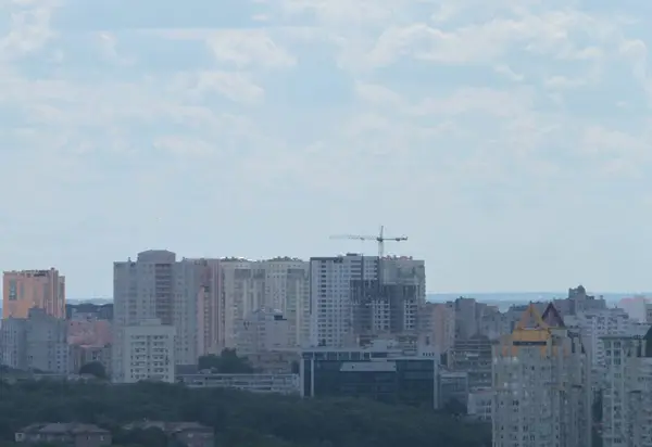 Guindaste de construção e construção em construção contra o céu azul — Fotografia de Stock