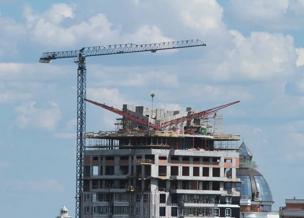 Budowa żurawia i budynku przeciwko błękitnemu niebu — Zdjęcie stockowe