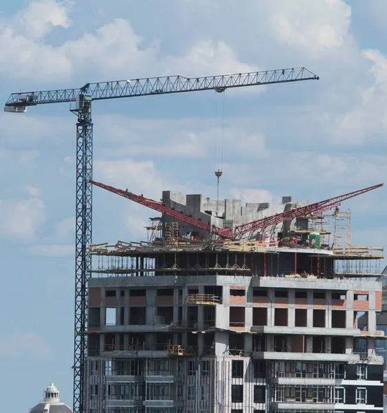 Budowa żurawia i budynku przeciwko błękitnemu niebu — Zdjęcie stockowe