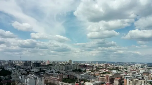 Skyline avec nuages sous la grande ville, Kiev — Photo