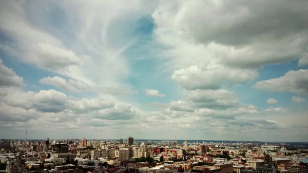 Небо с облаками под большим городом, Киев — стоковое фото