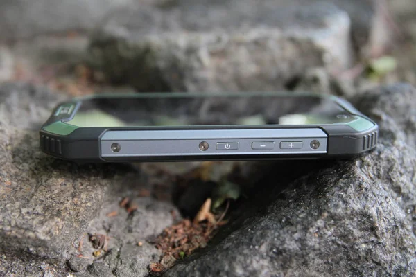 Téléphone portable protégé sur une table en bois . — Photo