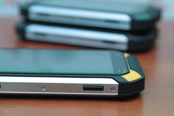 Telefone celular em uma mesa de madeira — Fotografia de Stock