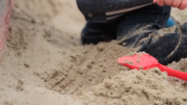 Enfant jouant dans un bac à sable — Video