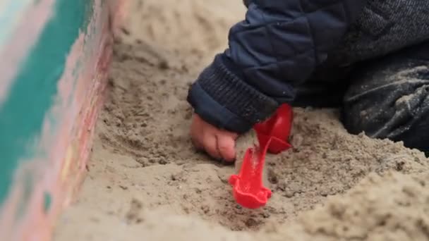 Дитина грає в пісочниці — стокове відео