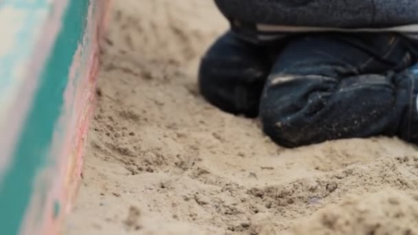 Barn leker i sandlådan — Stockvideo