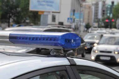 Polis arabası ile ışıklar açık. Şehir ışıkları arka planda. Vintage ve bulanıklık etkisi ile.