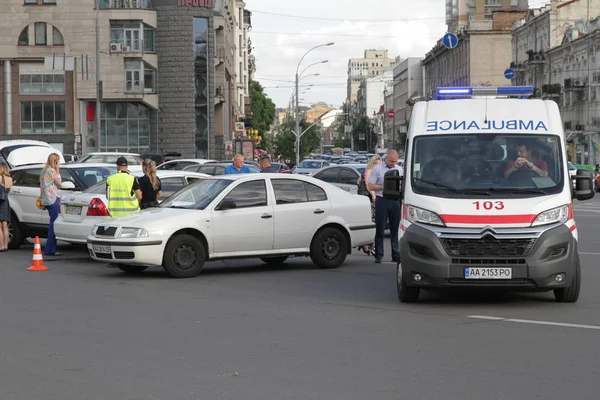 Colisión de dos coches en la Plaza de la Victoria en Kiev, Ucrania, 3 de julio de 2017 — Foto de Stock