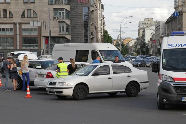 Colisión de dos coches en la Plaza de la Victoria en Kiev, Ucrania, 3 de julio de 2017 — Foto de Stock