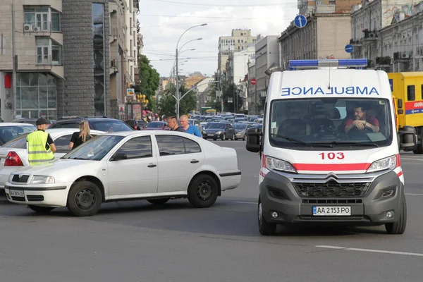 Colisión de dos coches en la Plaza de la Victoria en Kiev, Ucrania, 3 de julio de 2017 — Foto de Stock