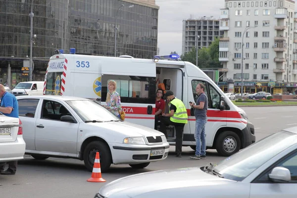 Collision of two cars in Victory Square in Kiev, Ukraine, July 3, 2017 — Stock Photo, Image