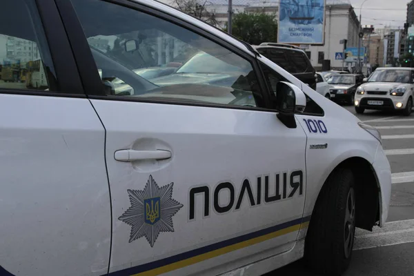 Kollision zweier Autos auf dem Victory Square in Kiew, Ukraine, 3. Juli 2017. — Stockfoto