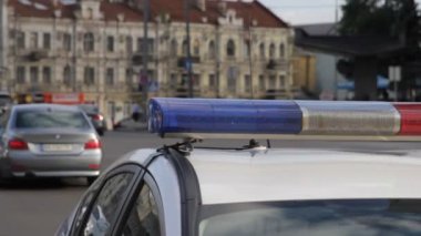 Polis arabası ile ışıklar açık. Şehir ışıkları arka planda. Vintage ve bulanıklık etkisi ile.