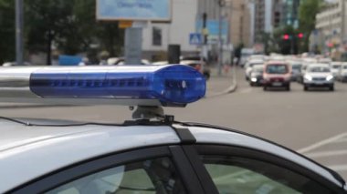 Polis arabası ile ışıklar açık. Şehir ışıkları arka planda. Vintage ve bulanıklık etkisi ile.