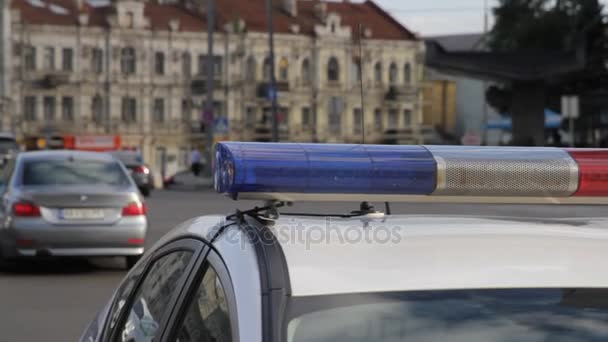 Coche de policía con luces encendidas. Luces de la ciudad al fondo. Con efecto vintage y difuminado . — Vídeos de Stock