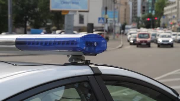 Voiture de police avec lumières allumées. Lumières de ville sur le fond. Avec effet vintage et flou . — Video