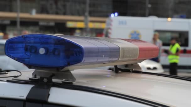 Niebieskie światło flasher na szczycie samochodu policji. Światła miasta na tle. — Wideo stockowe
