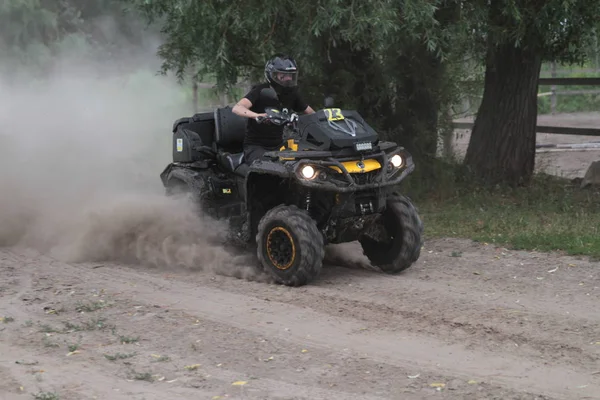 Competitions and quad bikes. Kyiv stage of the Can-Am Quest Cup Kyiv team competition 2017, Zabire, Kyiv region, Ukraine, June 25, 2017 — Stock Photo, Image