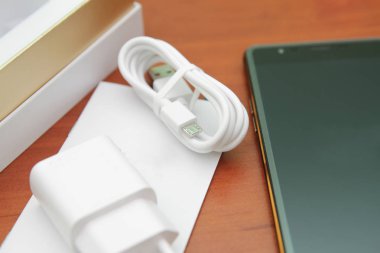 Tahta bir masanın üzerinde yatan siyah smartphone