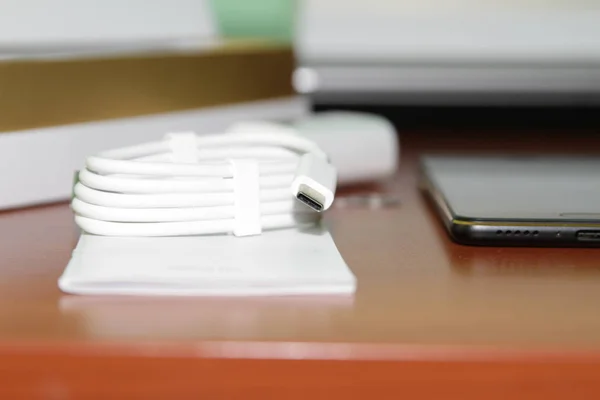 Smartphone negro acostado en una mesa de madera — Foto de Stock