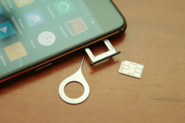 Smartphone negro acostado en una mesa de madera — Foto de Stock