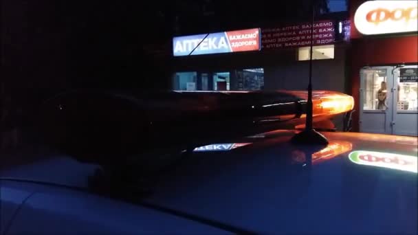 Auto s blikající oranžové upozornění lightbar v noci. — Stock video