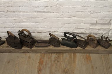 beyaz zemin üzerinde izole antik ütüler