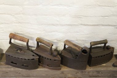 beyaz zemin üzerinde izole antik ütüler