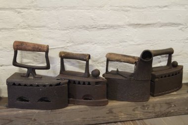 beyaz zemin üzerinde izole antik ütüler