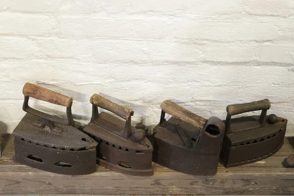 beyaz zemin üzerinde izole antik ütüler