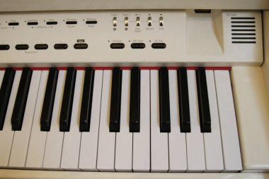 Piyano anahtar beyaz klasik piyano kadar kapatın