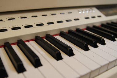 Piyano anahtar beyaz klasik piyano kadar kapatın