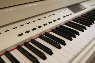 Piyano anahtar beyaz klasik piyano kadar kapatın