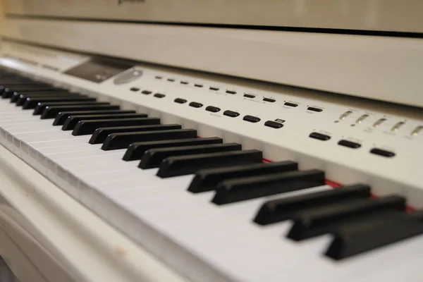 Закройте клавишу клавишного белого классического фортепиано — стоковое фото