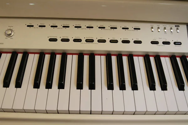 Detailní záběr klavírní klíčové bílé klasické piano — Stock fotografie