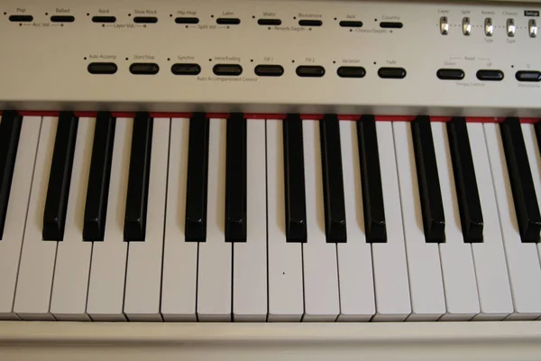 Close-up van piano belangrijke witte klassieke piano — Stockfoto