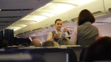 Hostes uçağı kabinde gıda taşımak.