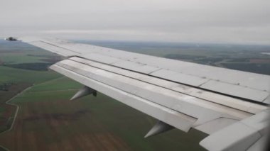 Kanat uçak penceresinden görüntülemek.