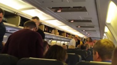 Yolcular uçağın kabin uçuşta önce onların Bagaj yığını.