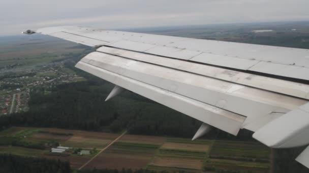 Uitzicht vanuit het raam van het vliegtuig aan de vleugel. — Stockvideo