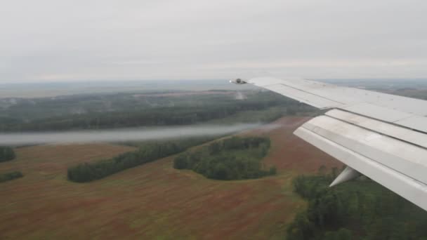 Pohled z okna letadla na křídlo. — Stock video