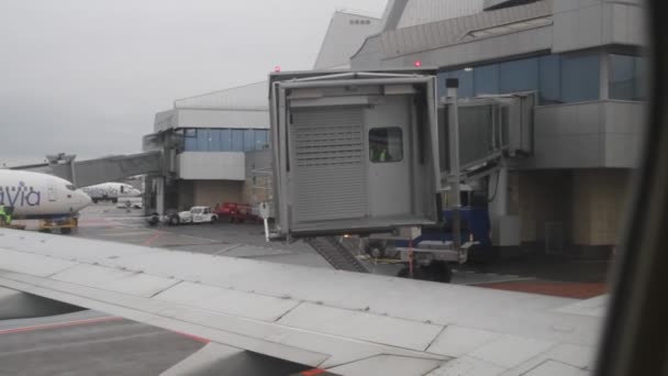 Karmienia trapem do płaszczyzny po wylądowaniu na lotnisku — Wideo stockowe