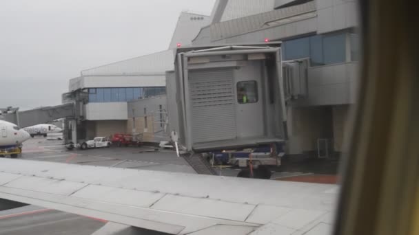 Karmienia trapem do płaszczyzny po wylądowaniu na lotnisku — Wideo stockowe