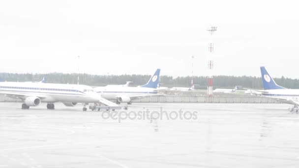 De luchthaven personeel serveert de vliegtuigen vóór vertrek en de landing. — Stockvideo