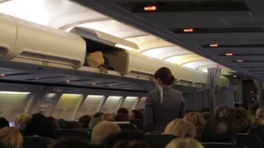 Yolcular uçağın kabin uçuşta önce onların Bagaj yığını.