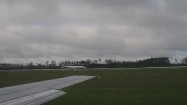 Vista desde el ojo de buey en el ala del avión durante el despegue — Vídeos de Stock