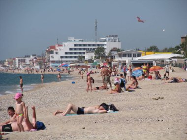 Odessa region, Ukrayna, Ağustos, 2017'Karadeniz kıyısında insanlar dinlenmek.